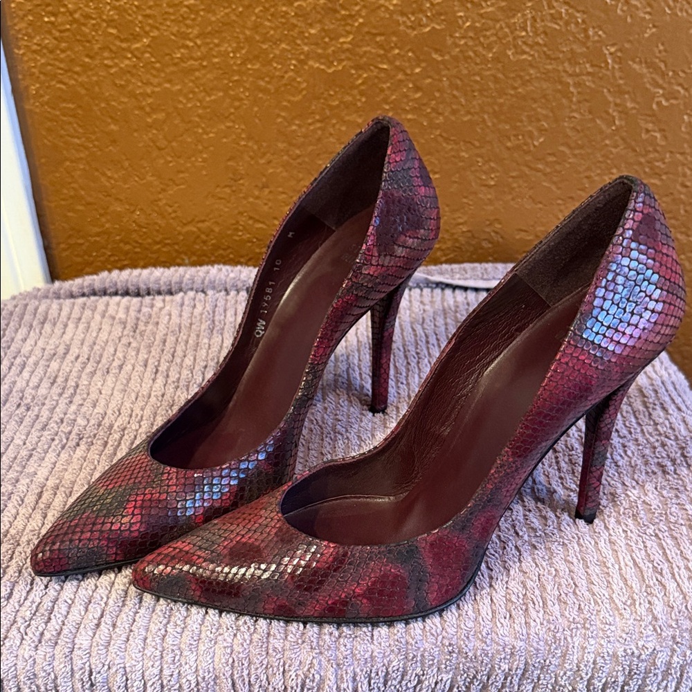 Stuart Weisman Elegant Red Snakeskin Pattern Leather Heels NWOT